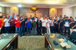 Peserta Rakor KONI Kuningan berfoto bersama usai kegiatan.